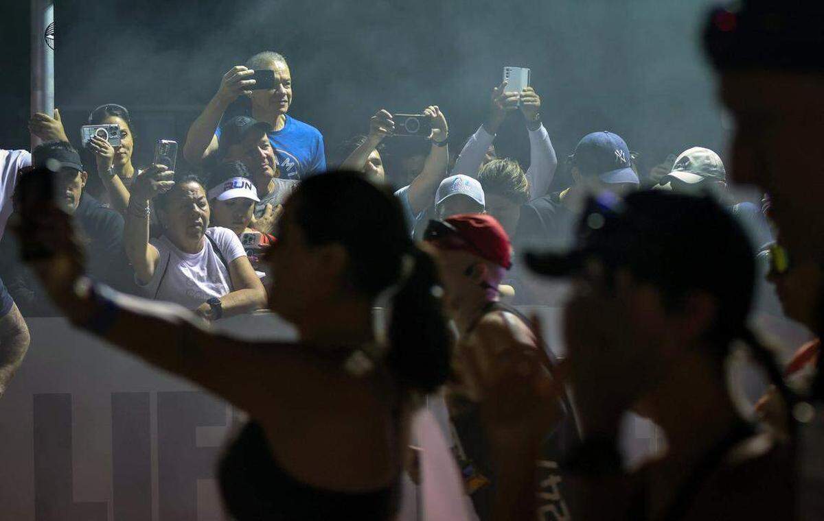 Espectadores observan a 18,000 atletas y corredores participar en el Maratón y Medio Maratón Life Time Miami de 2025 el 2 de febrero de 2025, en el downtown de Miami, Florida.
