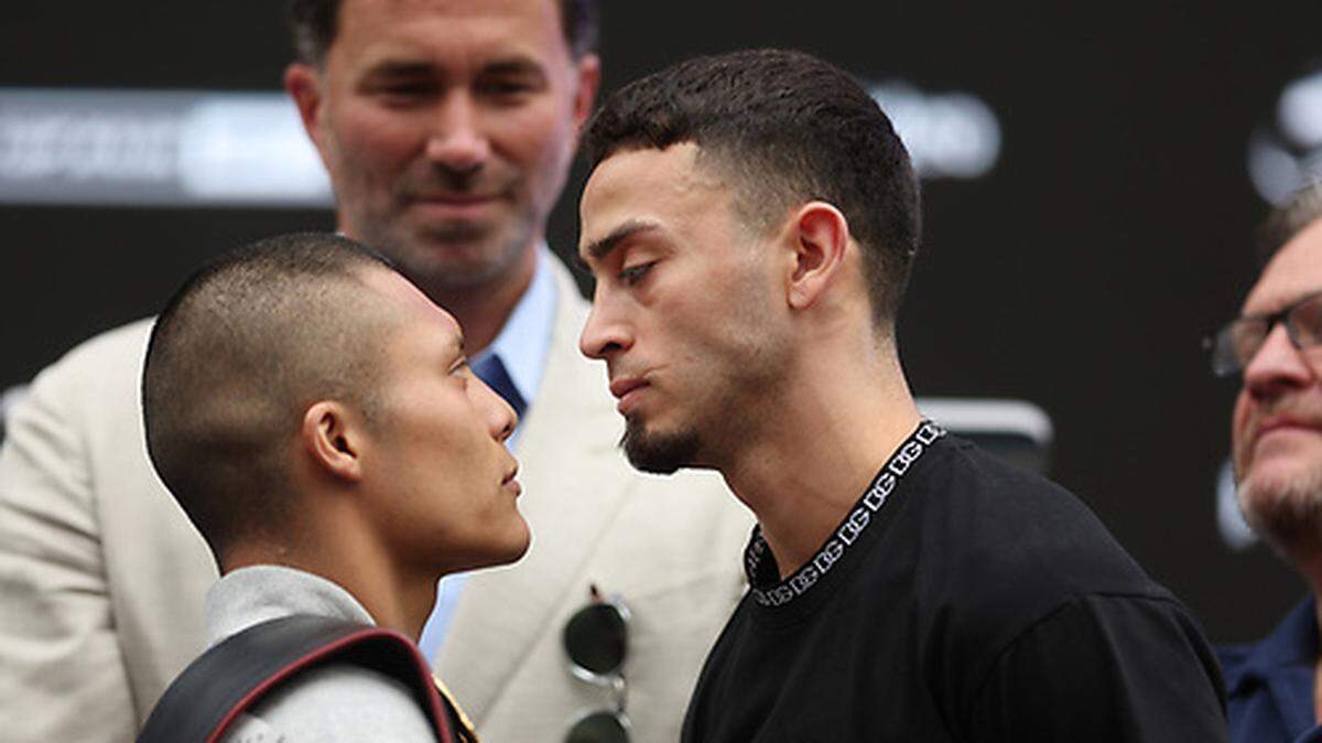 Isaac Cruz (izq.) se mostró muy concentrado durante su cara a cara con el aspirante José Valenzuela a su gran llegada a Los Angeles, el martes antes de la pelea de este sábado 3 de agosto en el estadio BMO.