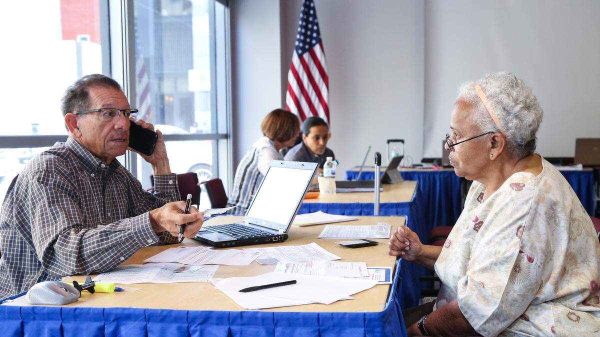 Estudiantes y profesores del Miami Dade College ayudan a los contribuyentes a hacer su declaración de impuestos gratuita con el programa VITA del IRS.