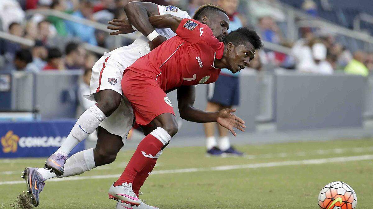 El jugador de la selección nacional de Cuba Arichel Hernández (al frente), intenta quitarse la marca del defensa de Estados Unidos Eric Millerchase, el 4de octubre de 2015  en el preolímpico de Kansas City. 