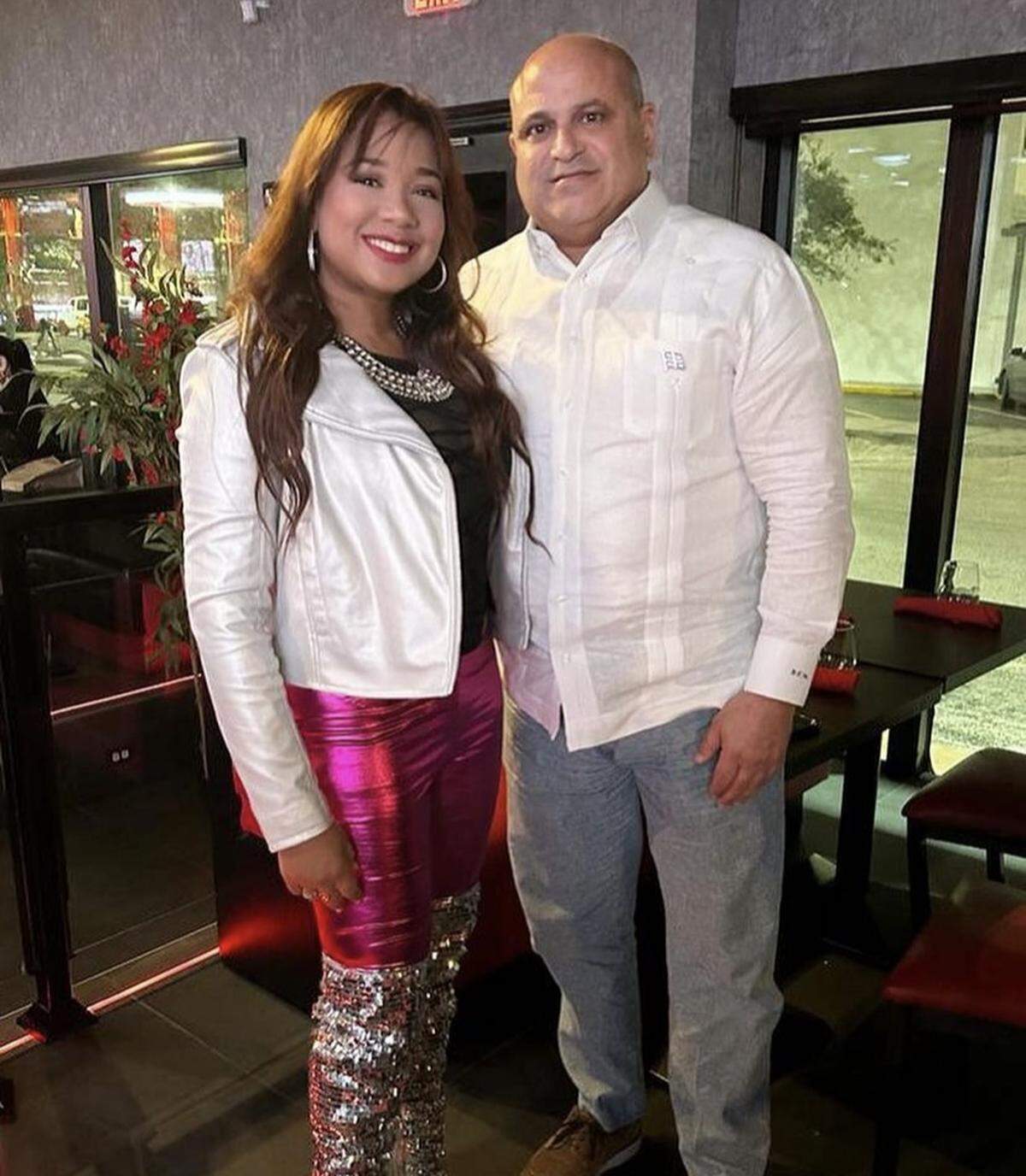 Maoly junto a Emmanuel Correa, vicecónsul dominicano de Miami.