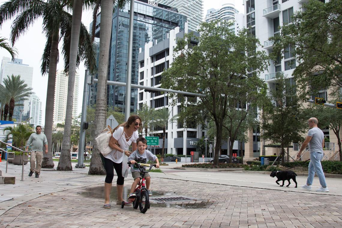 Angie Salazar, vecina de Brickell, disfruta de sacar a su nieto a montar bicileta en Miami, el lunes 28 de mayo del 2018.