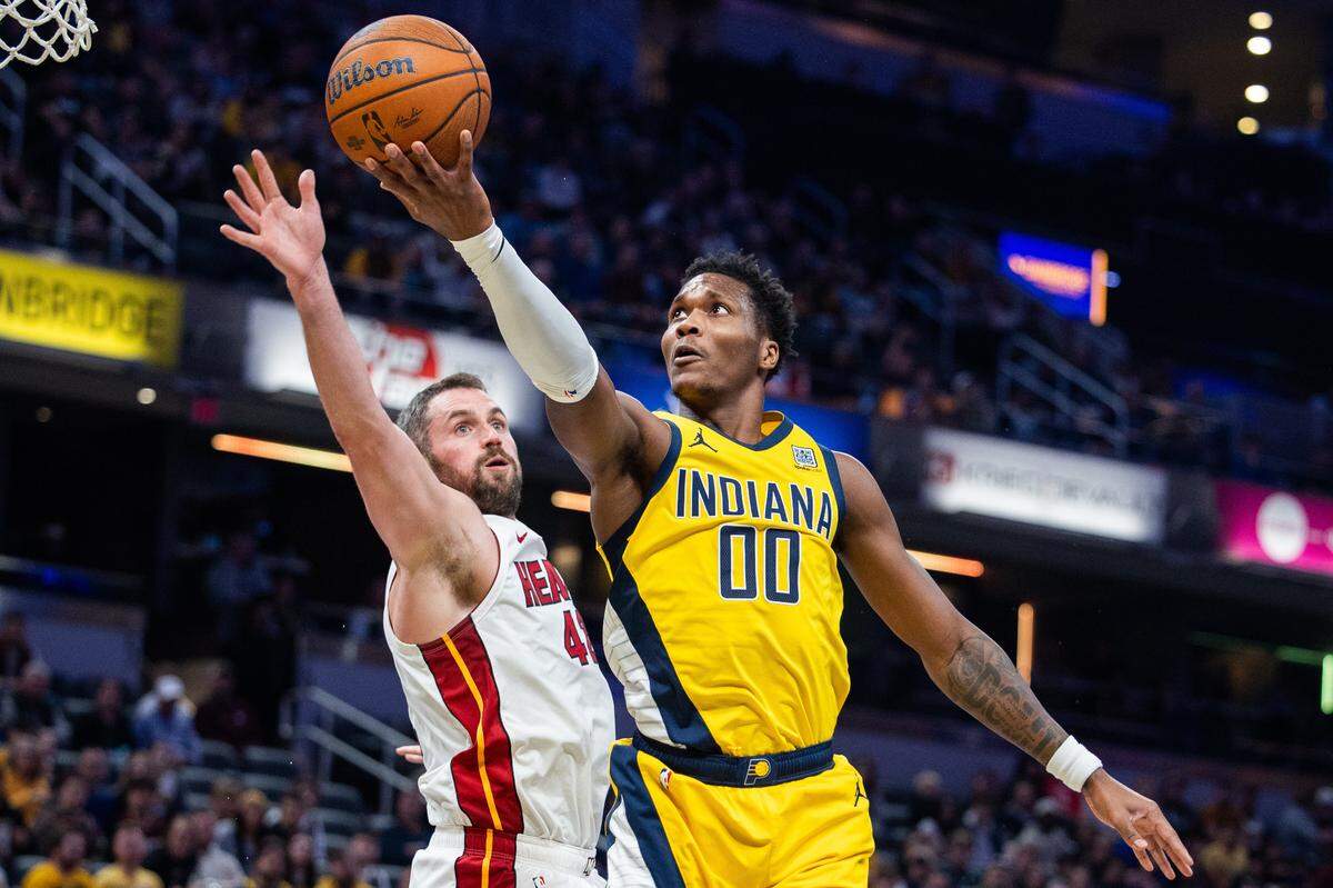 El jugador del Heat Kevin Love (izq.) trata de detener a Bennedict Mathurin, de los Pacers, en el partido celebrado el 15 de noviembre de 2024 en Indianápolis.