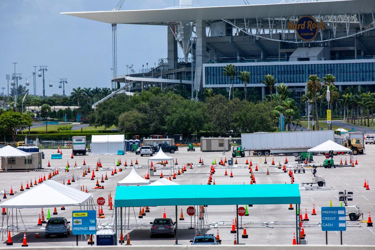 El Centro de Pruebas del Hard Rock Stadium cierra sus operaciones en anticipación del huracán Isaias, en Miami Gardens, Florida, el viernes, 31 de julio de 2020.