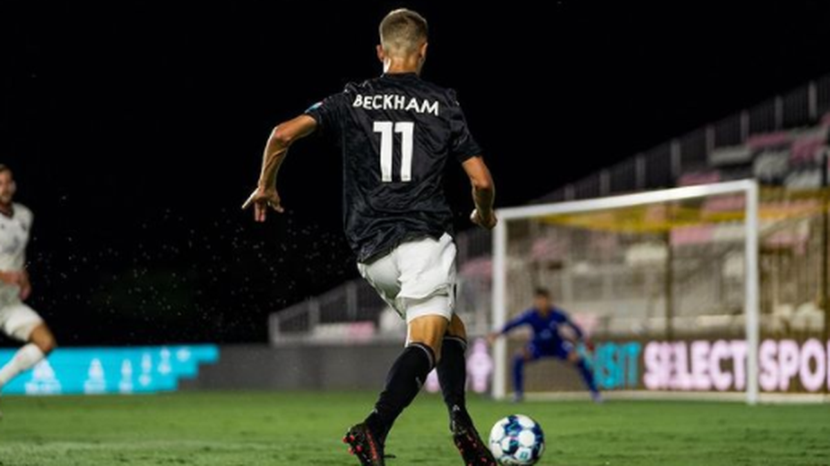 Romeo Beckham tuvo su primer juego con el filial del Inter Miami desempeñándose en el mismo puesto que jugó su padre en el Manchester United y en la selección inglesa, en el empate 2-2 el domingo ante el Tormenta en el DRV PNK Stadium.