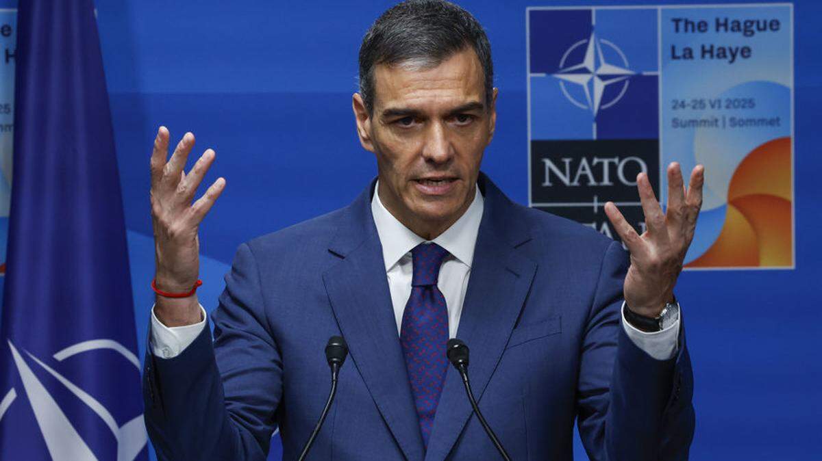 El presidente del Gobierno de España, Pedro Sánchez, ofrece una rueda de prensa en el marco de la cumbre de la OTAN que se celebra, este miércoles, en La Haya, Países Bajos. EFE/ J.J. Guillén
