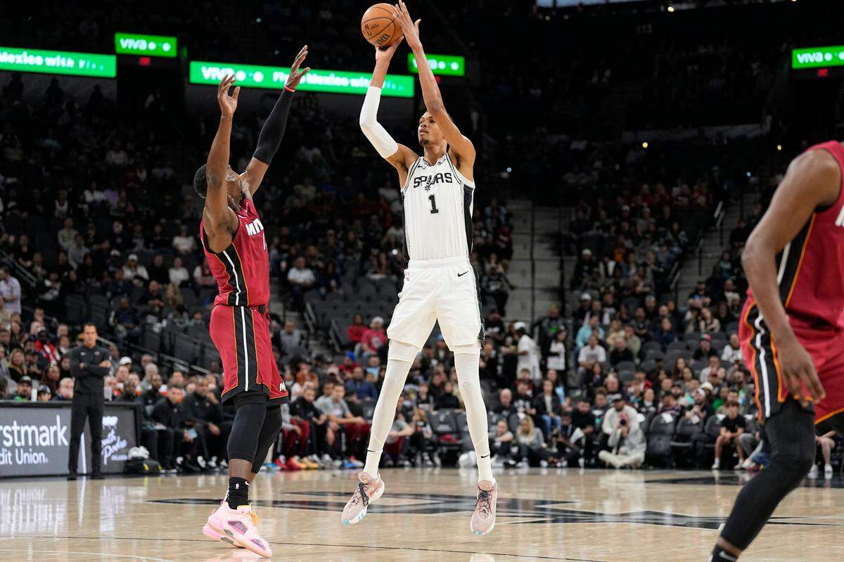 El jugador de los Spurs Victor Wembanyama tira al aro ante la marca de Bam Adebayo, del Heat de Miami, en el partido celebrado el 12 de noviembre de 2023 en San Antonio.