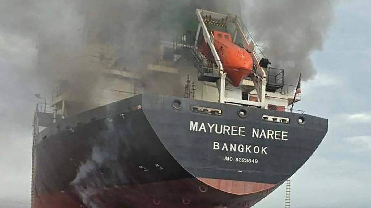 Esta foto distribuida el 11 de marzo de 2026 por la Marina Real de Tailandia muestra humo elevándose desde el buque granelero tailandés ‘Mayuree Naree’ cerca del estrecho de Ormuz tras un ataque. Un buque granelero tailandés que navegaba por el estratégico estrecho de Ormuz fue atacado el 11 de marzo, y hasta ahora se han rescatado a 20 tripulantes, informó la Marina tailandesa.