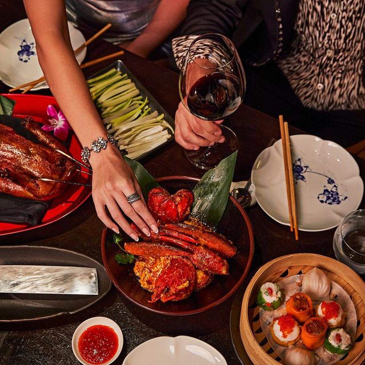 El chef de cocina Jian Heng Loo del restaurante Hakkasan en el Hotel Fontainebleau produce clásicos cantoneses perfectamente ejecutados.