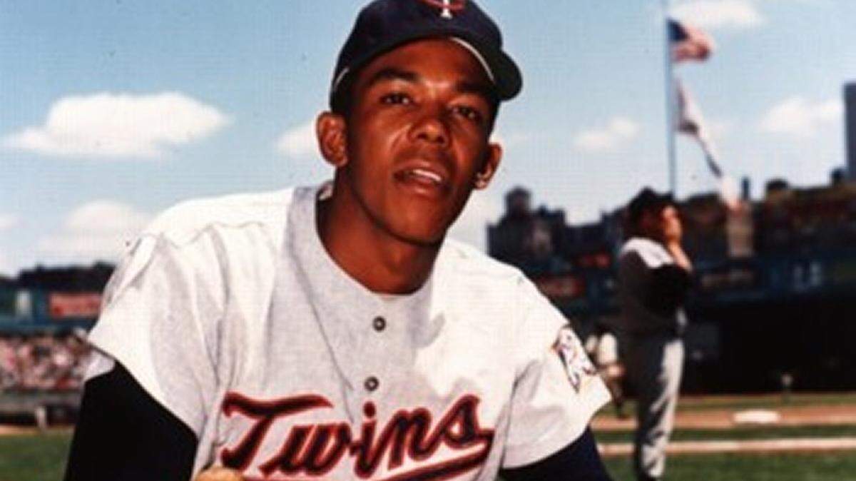 Tony Oliva posa con el uniforme de los Mellizos.