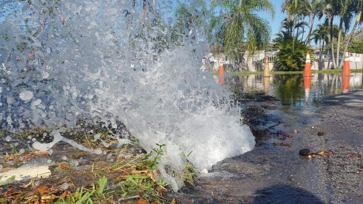 La falta de mantenimiento en el sistema de agua y alcantarillado de Hialeah causa roturas de tubería frecuentemente.