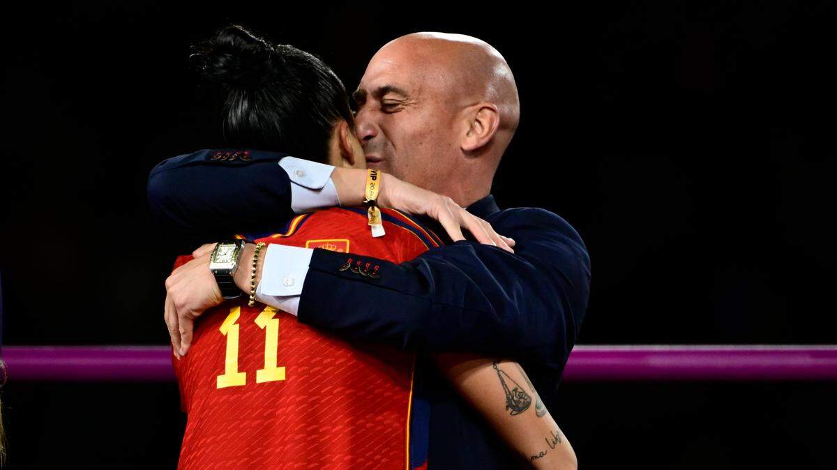 Una semana después que el presidente de la federación española de fútbol Luis Rubiales besó a la jugadora Jenni Hermoso durante la ceremonia de premiación del Mundial femenino, su reputación quedó hecha trizas y apartado del puesto.