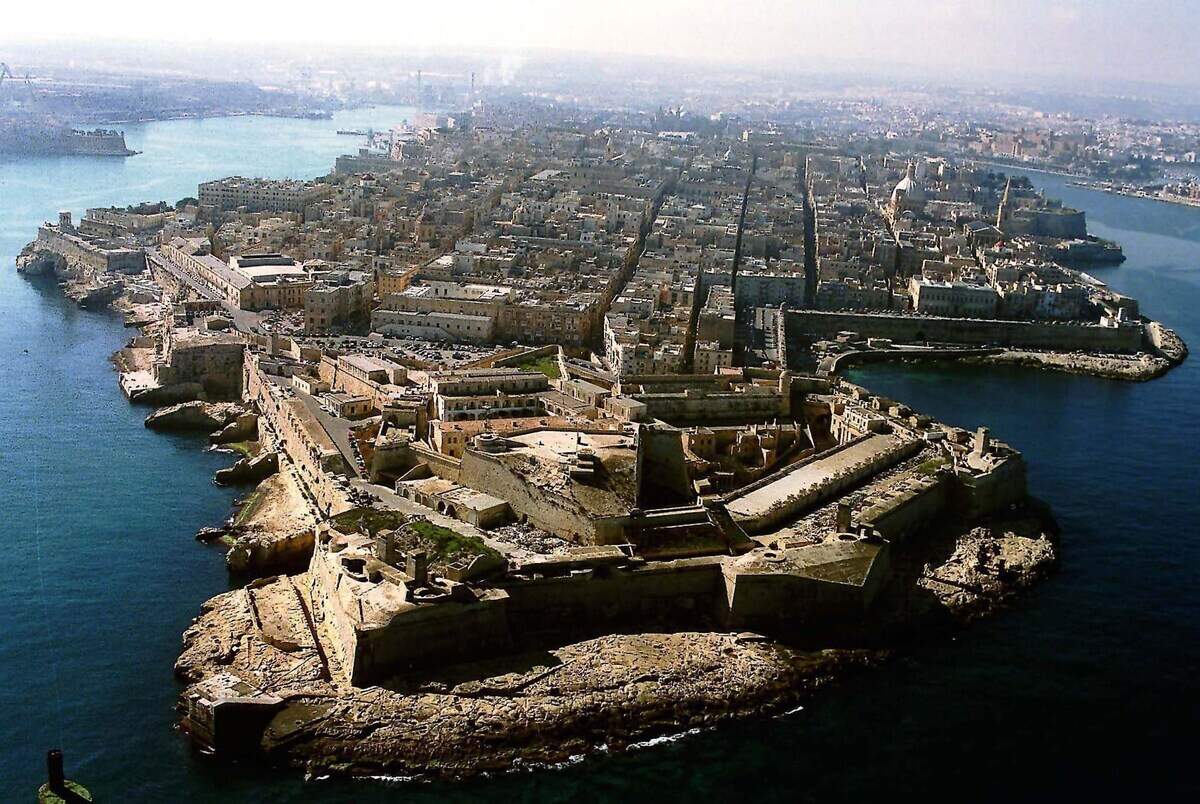 Vista aérea general de la capital maltesa de La Valletta, en la que se muestra su fortificación.