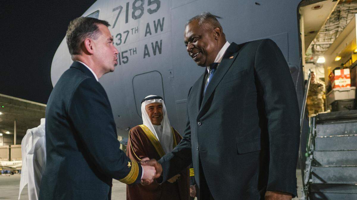 Foto de archivo. El vicealmirante Brad Cooper, comandante de la Quinta Flota de la Armada (izq.) saluda al secretario de Defensa Lloyd J. Austin III a su llegada a Bahrein, el 17 de diciembre de 2023.