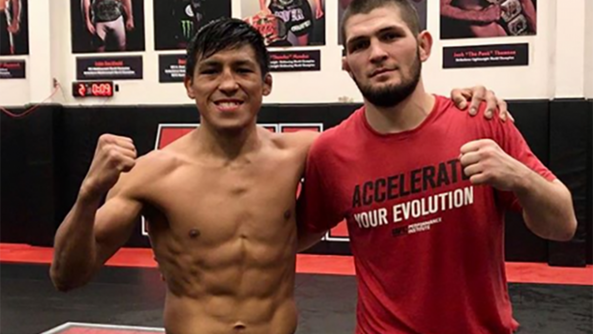 ENRIQUE BARZOLA durante un entrenamiento con Khabib Nurmagomedov en la American Kickboxing Academy.