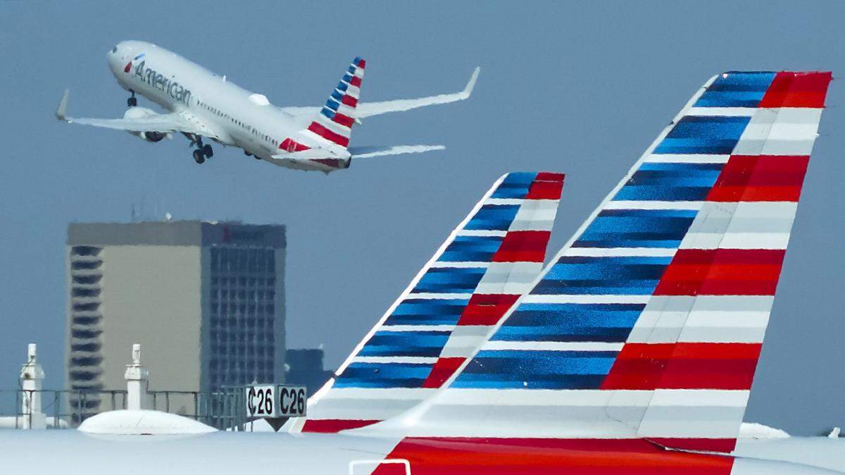 Pasajeros de un avión en Estados Unidos mostraron su alegría cantando en coro tras la remoción de dos personas que se rehusaron a usar mascarillas en pleno vuelo entre las ciudades de Miami (Florida) y Houston (Texas).