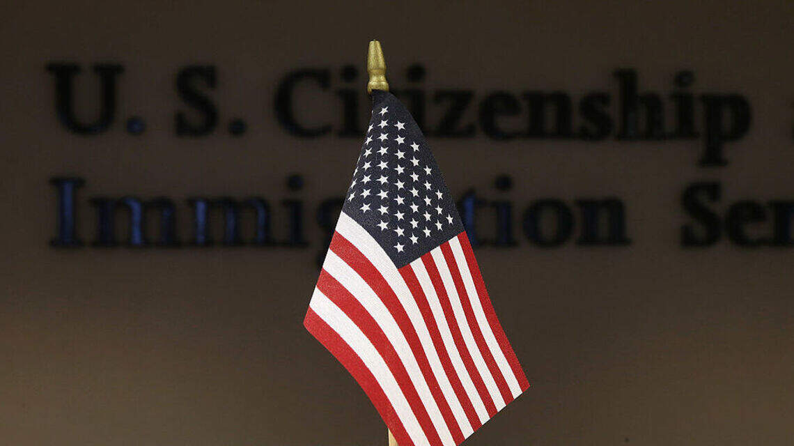 Tras orden ejecutiva de Trump, USCIS exigirá pruebas de ADN a algunos inmigrantes en Miami y EEUU