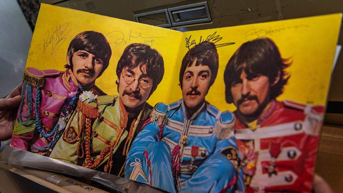 Una copia firmada del legendario álbum “Sgt. Pepper’s Lonely Hearts Club Band” de Los Beatles, que forma parte del museo ARChive of Comtemporary Music en Staatsburg, Nueva York, el jueves 25 de enero de 2024.