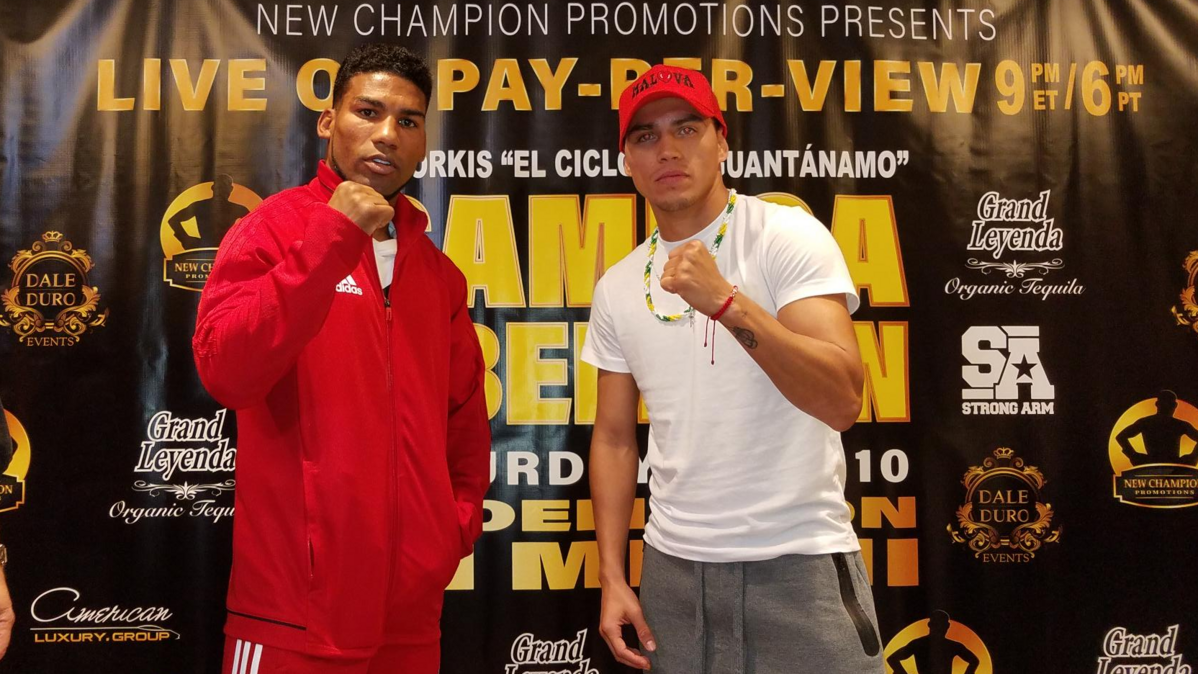 Miguel Beltrán Jr. (der.)  y Yuriorkis Gamboa durante la conferencia de prensa celebrada en el restaurante La Carreta de la 40 calle de Miami.