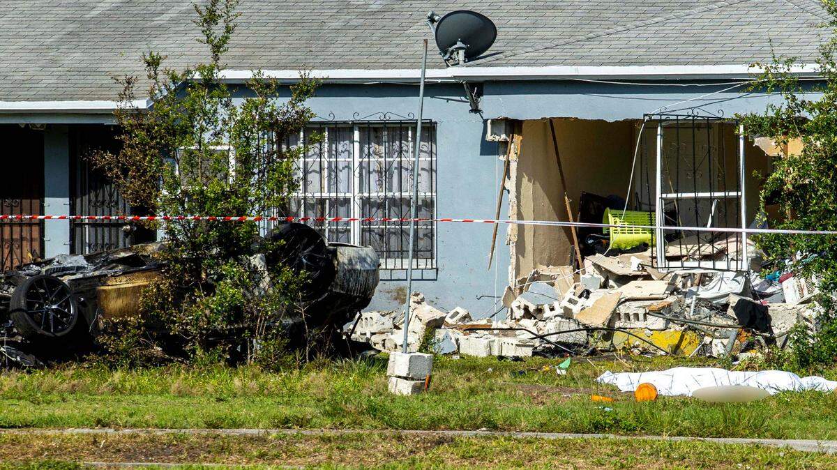 La escena donde tres personas murieron y otras dos resultaron heridas después de que un automóvil se estrellara contra el dormitorio de una casa cerca de Northeast 82nd Street y Third Avenue en Miami, Florida, el miércoles 25 de mayo de 2022.