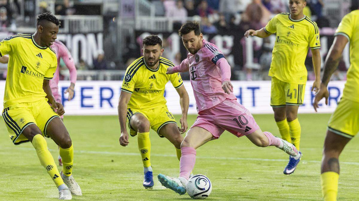 El astro del Inter Miami Lionel Messi anotó el gol 900 de su carrera ante Nashville SC, en el partido de vuelta de octavos de final de la Liga de Campeones de la Concacaf, celebrado el 18 de marzo de 2026 en Fort Lauderdale, Florida. 