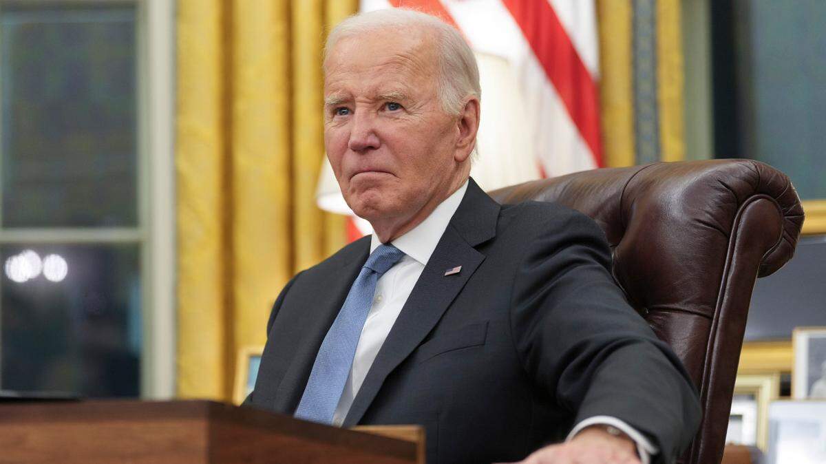 El presidente de los Estados Unidos, Joe Biden, participa en una reunión con altos funcionarios de la Casa Blanca y de la Administración sobre la respuesta federal a los incendios forestales en Los Angeles, en la Casa Blanca en Washington, DC, el 13 de enero de 2025.