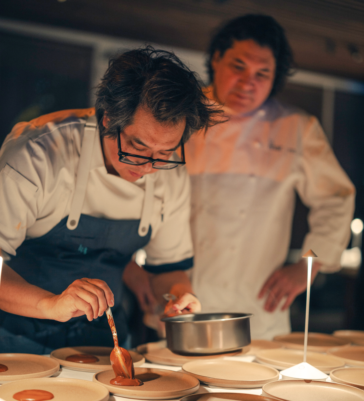 Los chefs Diego Oka y Gastón Acurio en La Mar en el Mandarin Oriental de Brickell Key.