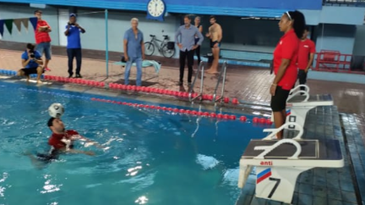 El cubano Jhoen Lefont batió este miércoles su propio récord mundial de dominio del balón en el agua al mantener en equilibrio sobre su cabeza una esférica de fútbol mientras nadaba un tramo de 600 metros, en una piscina del complejo Baraguá de La Habana.