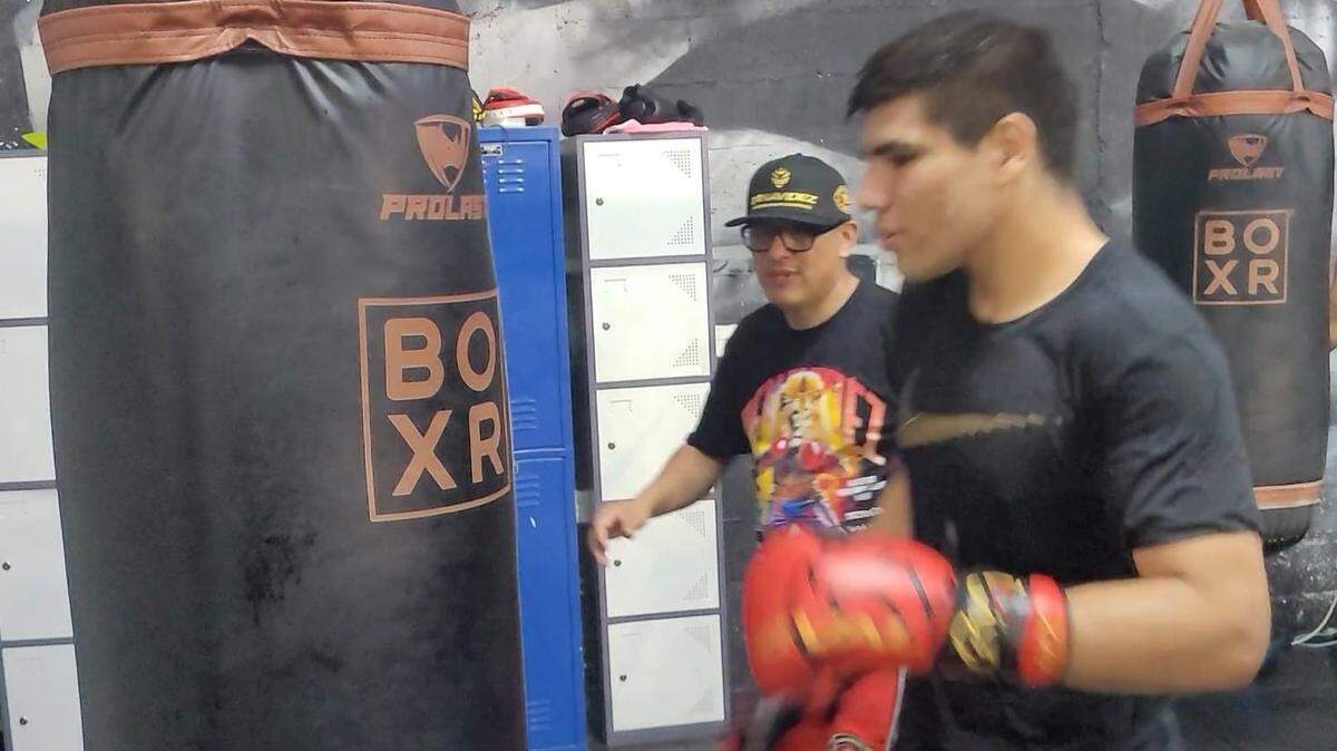 José Benavídez Sr. prepara a Omar Salcido (der.) para vencer por nocaut a Andy Cruz en Las Vegas.