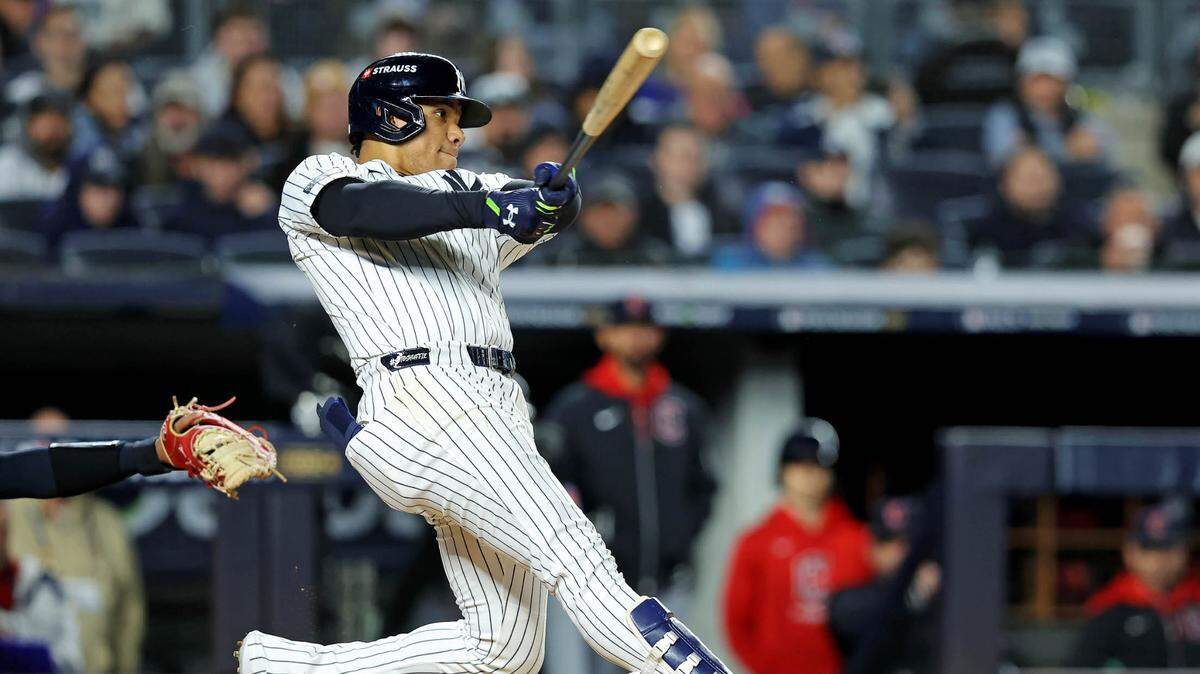 El jardinero de los Yankees Juan Soto disparó un jonrón en el tercer episodio, su primero de la postemporada, ante los envíos del abridor de Cleveland Alex Cobb, el lunes en Nueva York.   