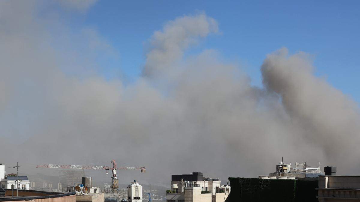 Humo y gases se elevan hacia el cielo en la capital iraní tras un ataque israelí, en Teherán, la capital iraní, el jueves 18 de junio de 2025.
