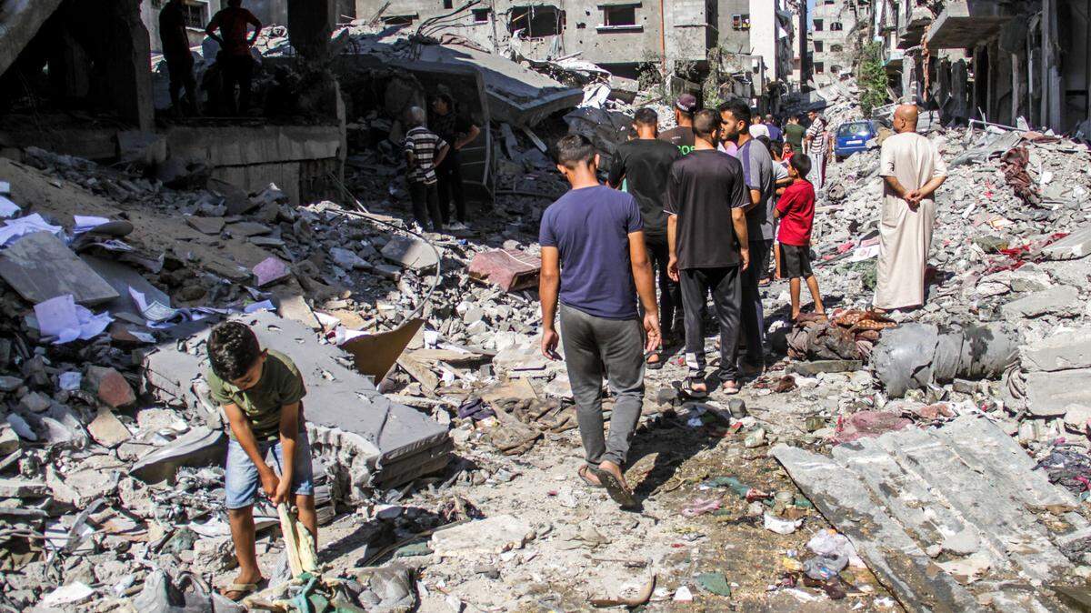 Varios palestinos examinan sus casas después de ser destruidas por un bombardeo israelí, el viernes 6 de septiembre de 2024, en el campamento de refugiados Jabalia, en el norte de Gaza.