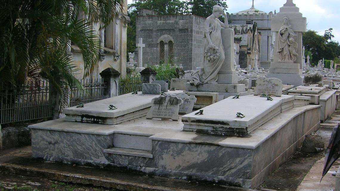 Tumba profanada de los suegros y el único hijo de Orestes Ferrara en el Cementerio de Colón. Desde el 2014 está ocupada por los restos de otra persona.