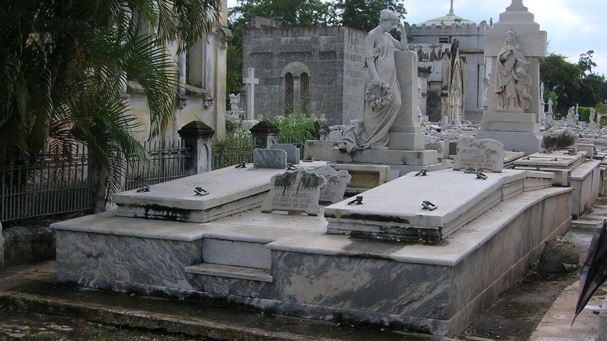 Tumba profanada de los suegros y el único hijo de Orestes Ferrara en el Cementerio de Colón. Desde el 2014 está ocupada por los restos de otra persona.
