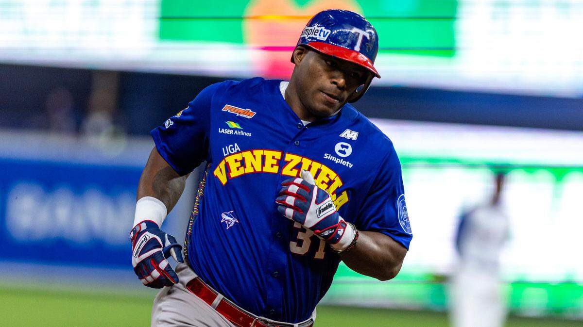 El jardinero cubano Yasiel Puig corre las bases tras pegar un jonrón por Venezuela en un partido ante República Dominicana en la Serie del Caribe, celebrado el 1ro de febrero de 2024 en Miami.