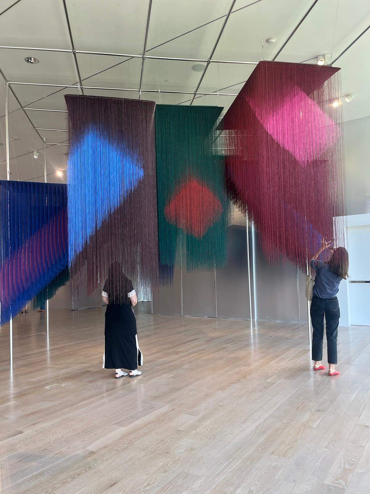 Instalación en sala, ICA Miami.&nbsp;"Lianas",&nbsp;1983. Lana y crin de caballo, 177.1 x 86.6 pulgadas. A la izquierda, detalle de "Farallón al ocaso", 1972, lana y crin de caballo, 86.6 x 62.9 pulgadas.