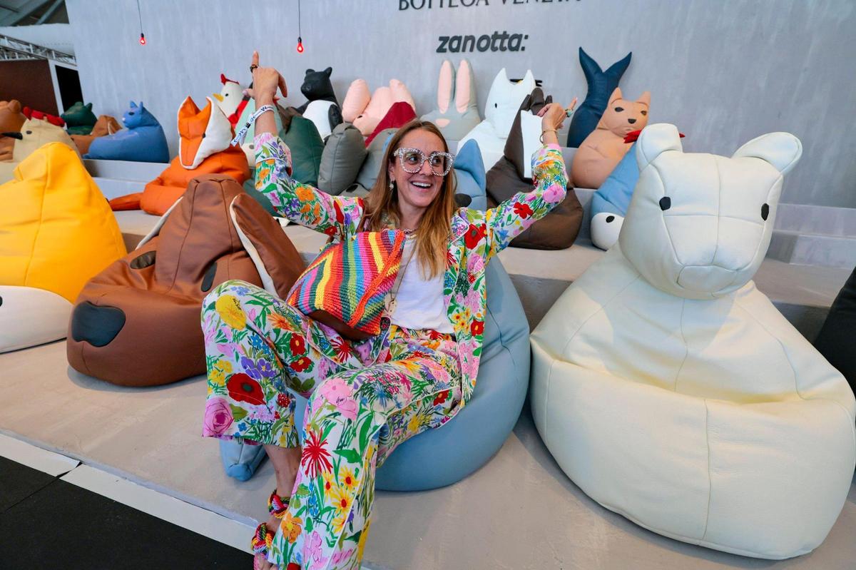 Aurelie Julien en una silla animal mientras Bottega Veneta presenta “The Ark” de Matthieu Blazy en Design Miami en Miami Beach, Florida, el martes 3 de diciembre de 2024.