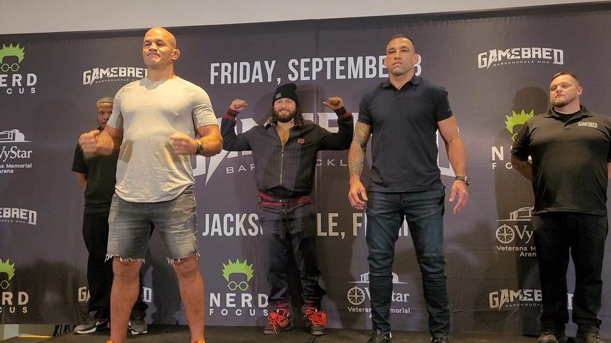 JORGE MASVIDAL (centro) es el promotor de la pelea entre las leyendas Junior Dos Santos y Fabricio Werdum (der.) este viernes en Jacksonville, Florida.