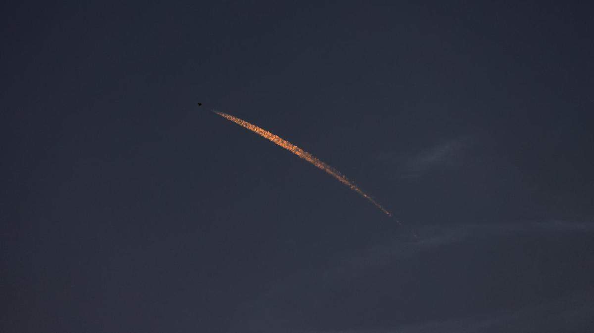 Un avión cambia su ruta durante el lanzamiento de misiles a Israel desde Irán. EFE/EPA/ALAA BADARNEH