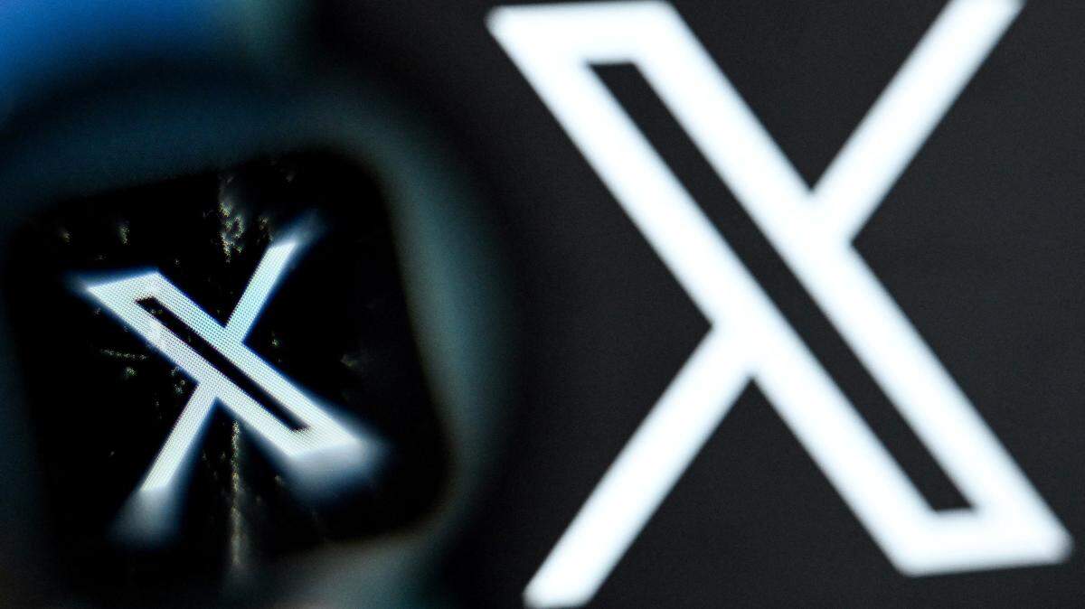 Una fotografía tomada el 11 de marzo de 2024 muestra el logotipo del servicio estadounidense de redes sociales en línea X —antes Twitter— en la pantalla de un teléfono inteligente en Fráncfort del Meno, en el oeste de Alemania.