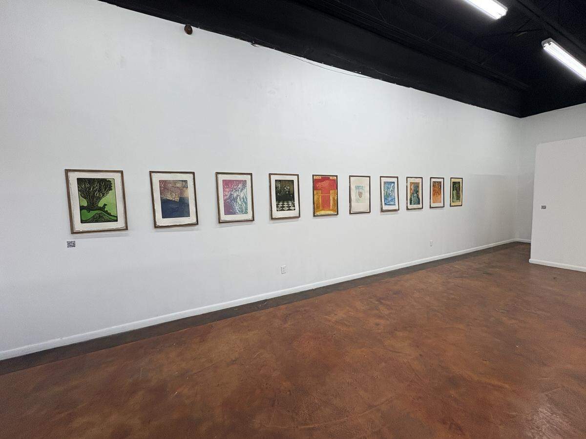 “Journey”, muestra colectiva de artistas con obras en papel. Obras en la sala de Facundo Fierro de la serie “Naves quemadas”, 1992. Mundo Arte, Miami.