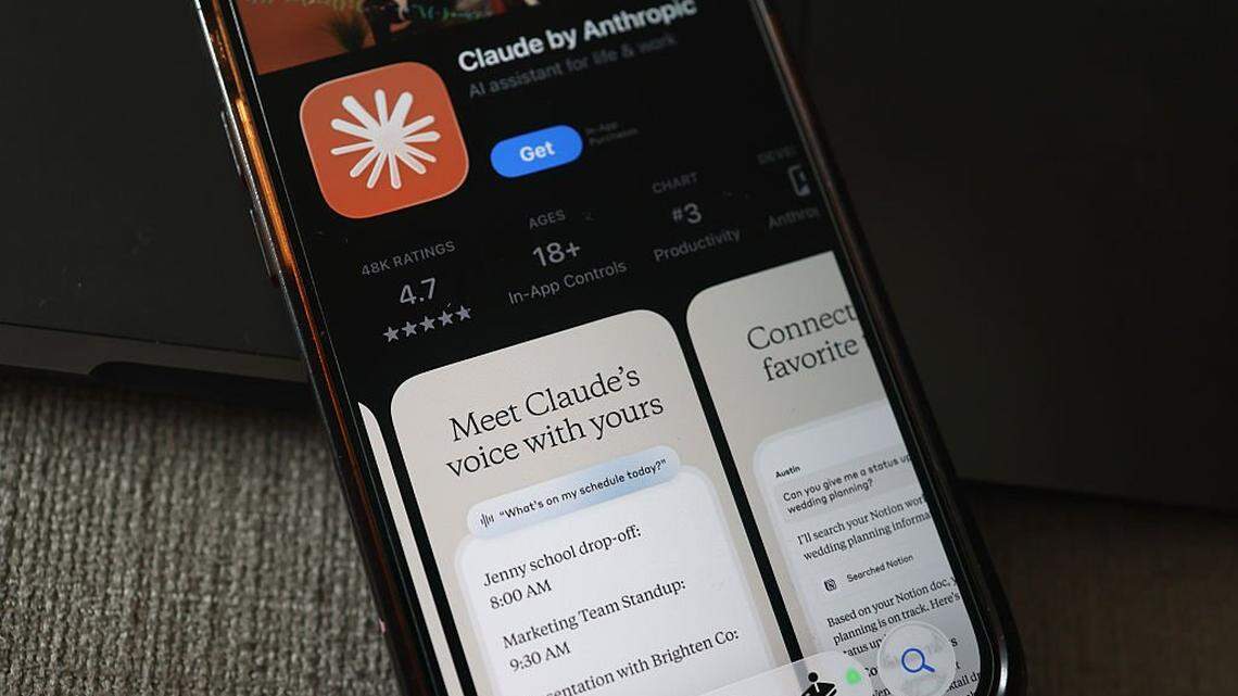 En esta ilustración, se observa la aplicación Claude AI en la tienda de aplicaciones de un teléfono el 16 de febrero de 2026, en la ciudad de Nueva York. Según informes del *Wall Street Journal*, el Departamento de Defensa utilizó Claude AI de Anthropic —a través de su contrato con Palantir— para colaborar en el ataque contra Venezuela y la captura del expresidente Nicolás Maduro.