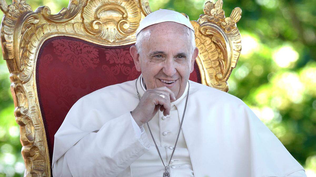 Foto de archivo. El papa Francisco habló el miércoles de su admiración por los futbolistas Lionel Messi, Pelé y Diego Armando Maradona, de quien dijo que fue “un grande pero como hombre fracasó”, culpando de ello a la “corte” que lo rodeó.