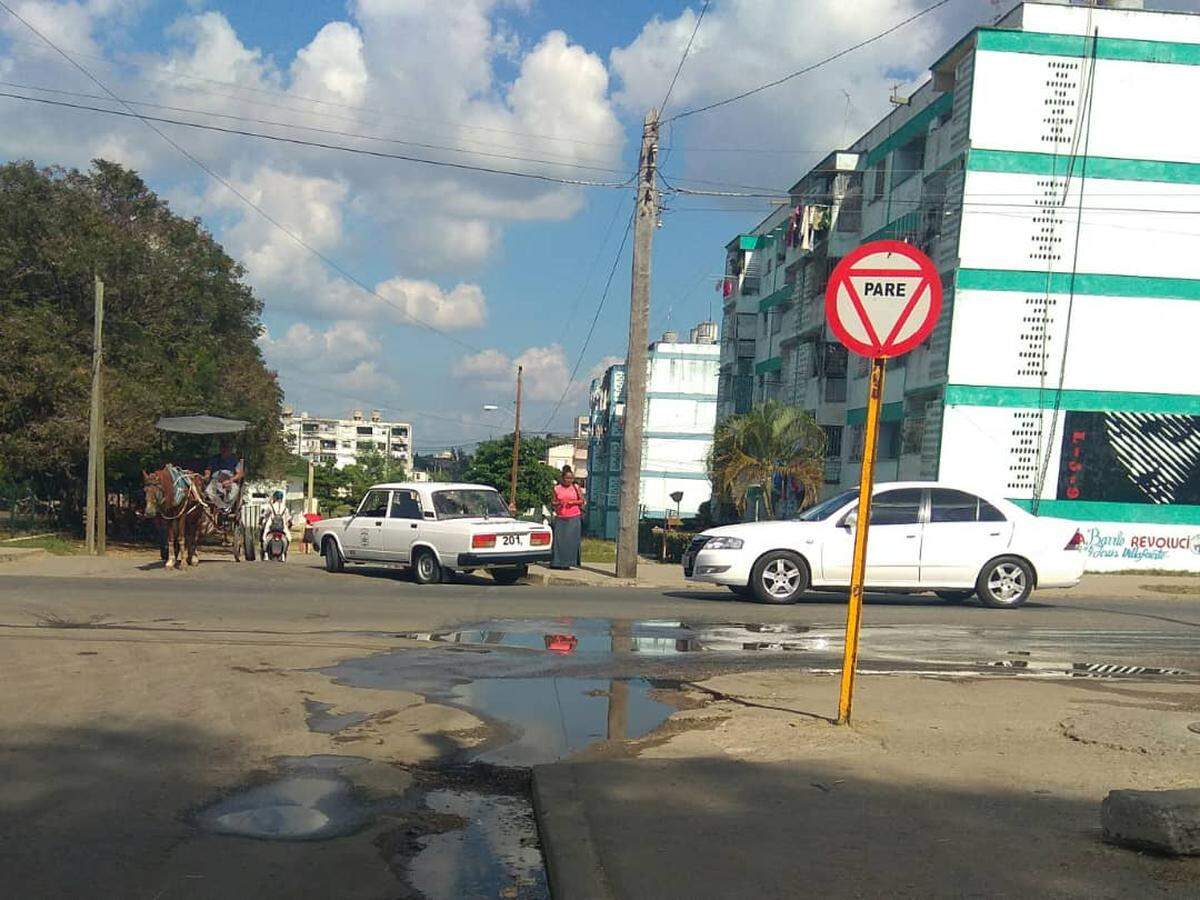A pesar del aumento en el número de casos de dengue y zika los salideros proliferan en diversos barrios de la ciudad.