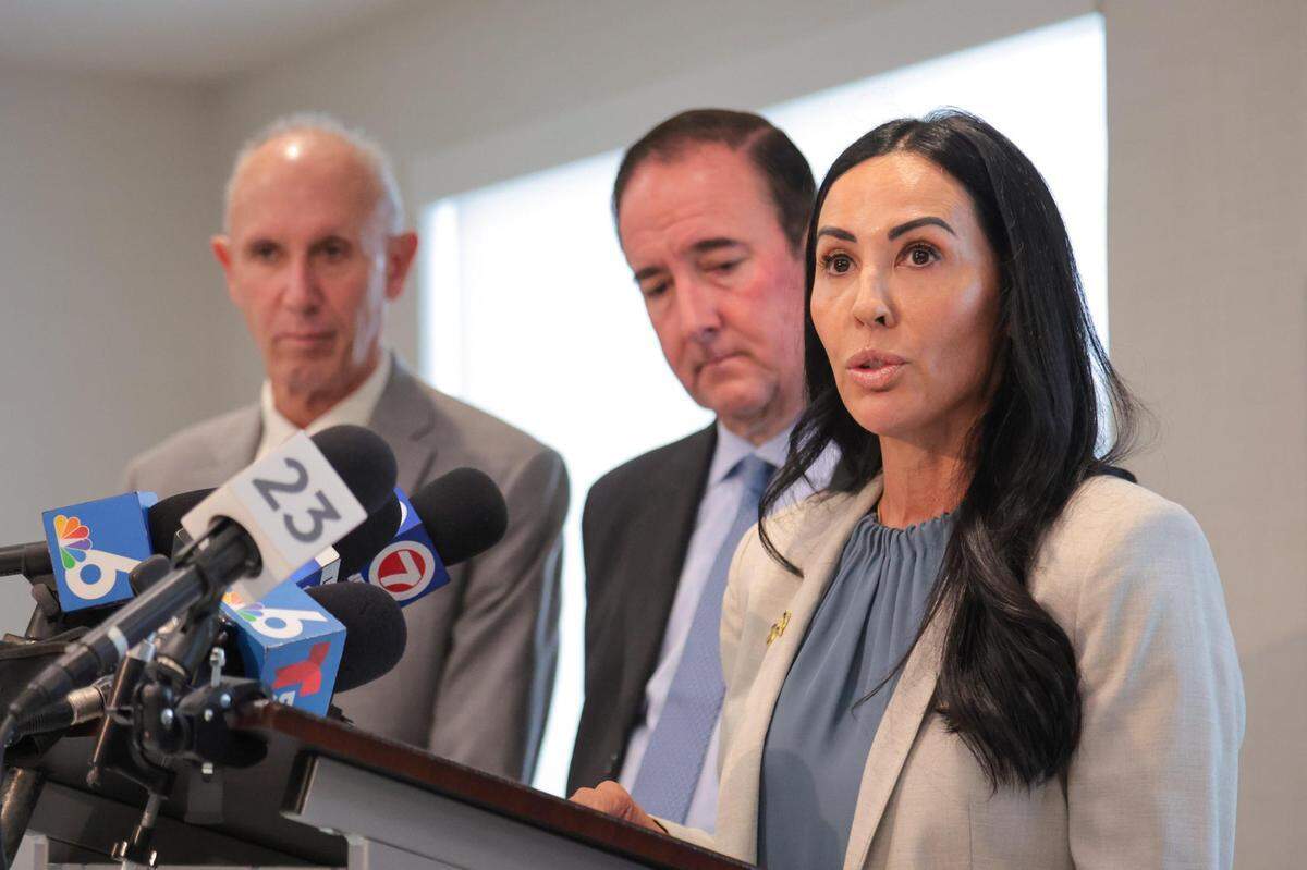 Christine Maron, madre de Dominic Ferrell, habla con los reporteros durante una conferencia de prensa en el bufete de abogados The Haggard Law Firm, en Coral Gables, el lunes 23 de junio de 2025.