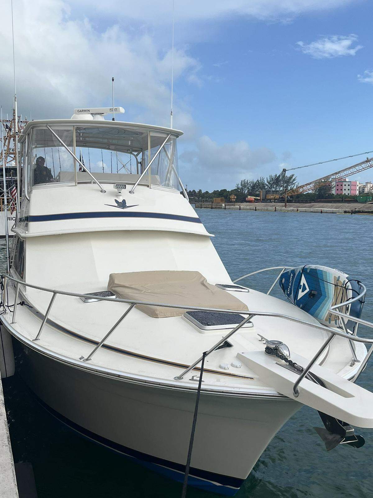 Los guardacostas informaron que arrestaron a tres presuntos narcotraficantes que estaban en la embarcación tras interceptarla a una milla al este de Cape Florida.