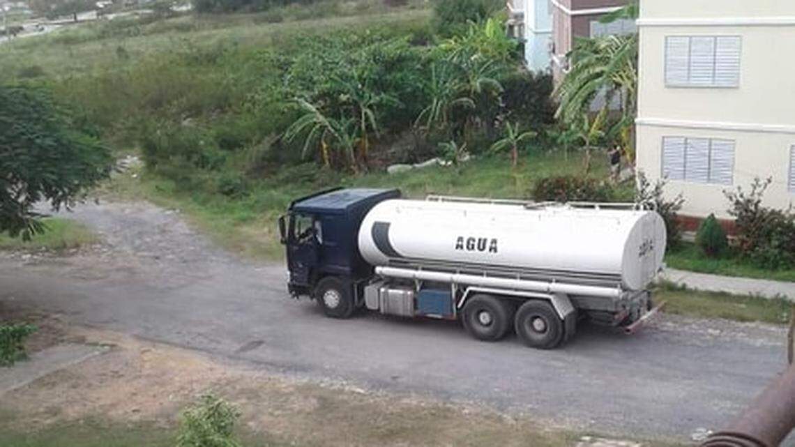Un camión cisterna lleva agua a los edificios pertenecientes a las Fuerzas Armadas cubanas.