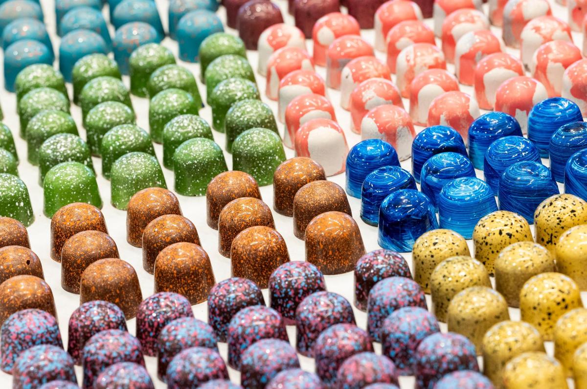 Bombones surtidos a la venta en Exquisito Chocolates en La Pequeña Habana.