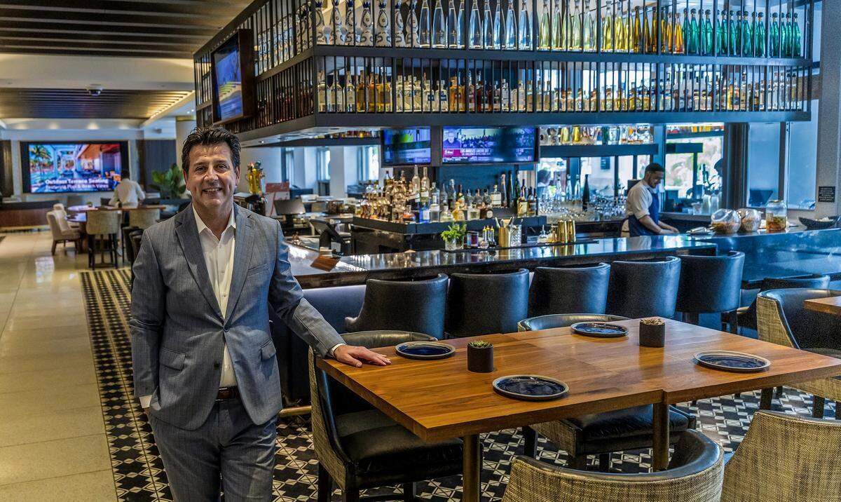 Mutluhan Kucuk, director general del Loews Miami Beach Hotel, en el bar del vestíbulo en noviembre de 2025.