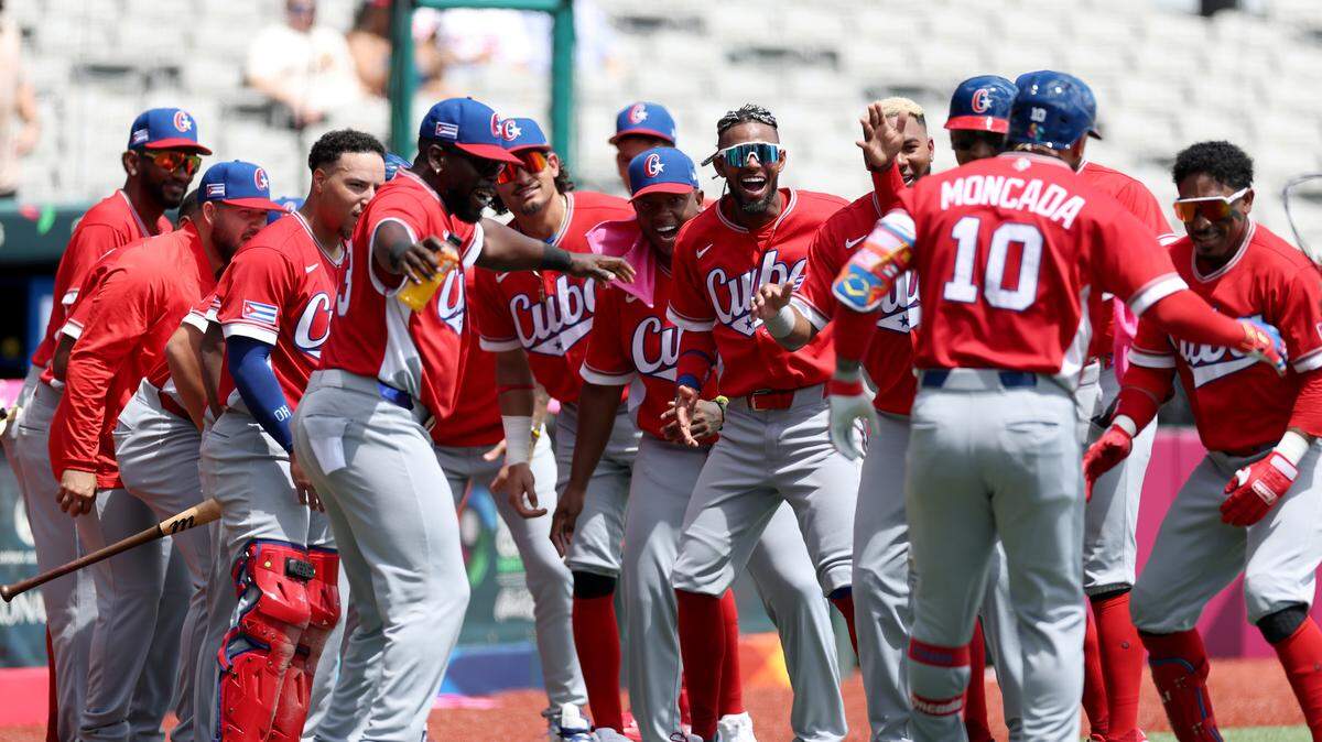 El tercera base de Cuba Yoan Moncada recibe el saludo de sus compañeros de equipo tras pegar un jonrón de dos carreras en el tercer inning ante Panamá, en el partido del Grupo A del Clásico Mundial de Béisbol, celebrado el 6 de marzo de 2026 en el estadio Hiram Bithorn Stadium en San Juan, Puerto Rico. 